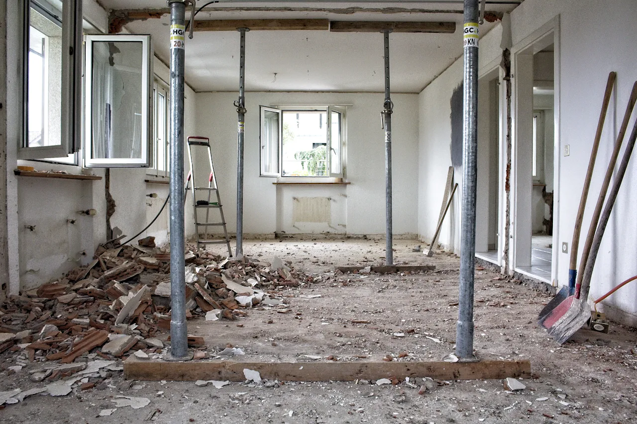 Cameră în renovare, cu popi metalici și scule pe pardoseală