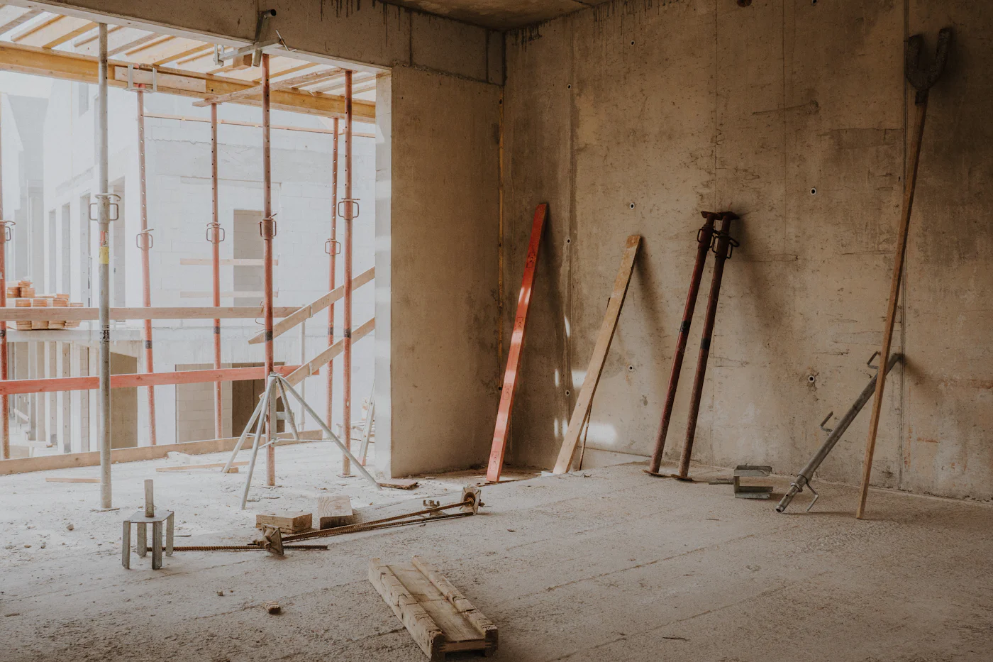 Interior de casă în construcție, cu schele și materiale