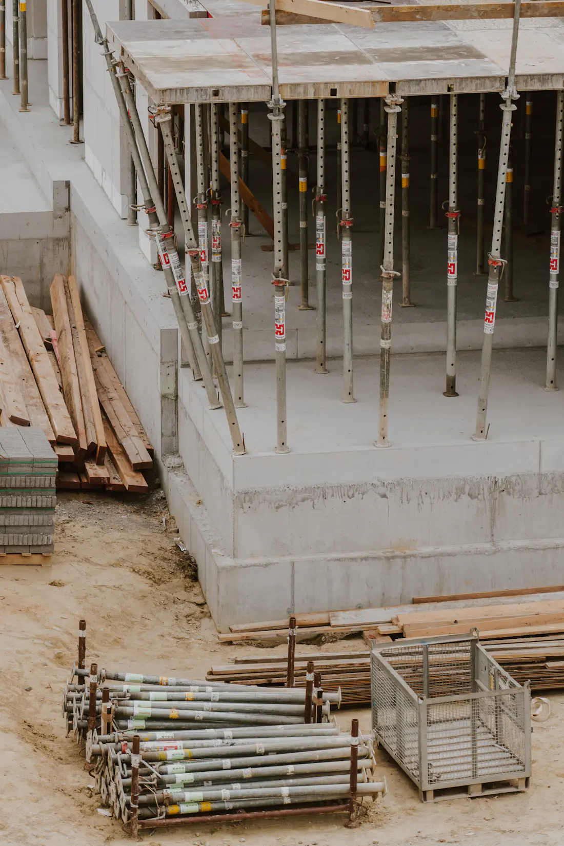 Structură de beton armat cu cofraje și popi de susținere